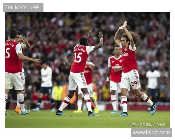 屋顶足球剧照中的青春热血与梦想追逐展现了城市生活的独特魅力与激情